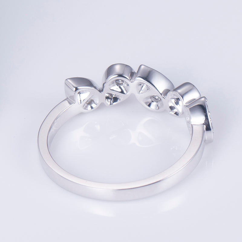 Eco-644: Ritmo de Luz – Anillo de cinco piedras con diamantes cultivados en laboratorio en oro blanco de 18 quilates 