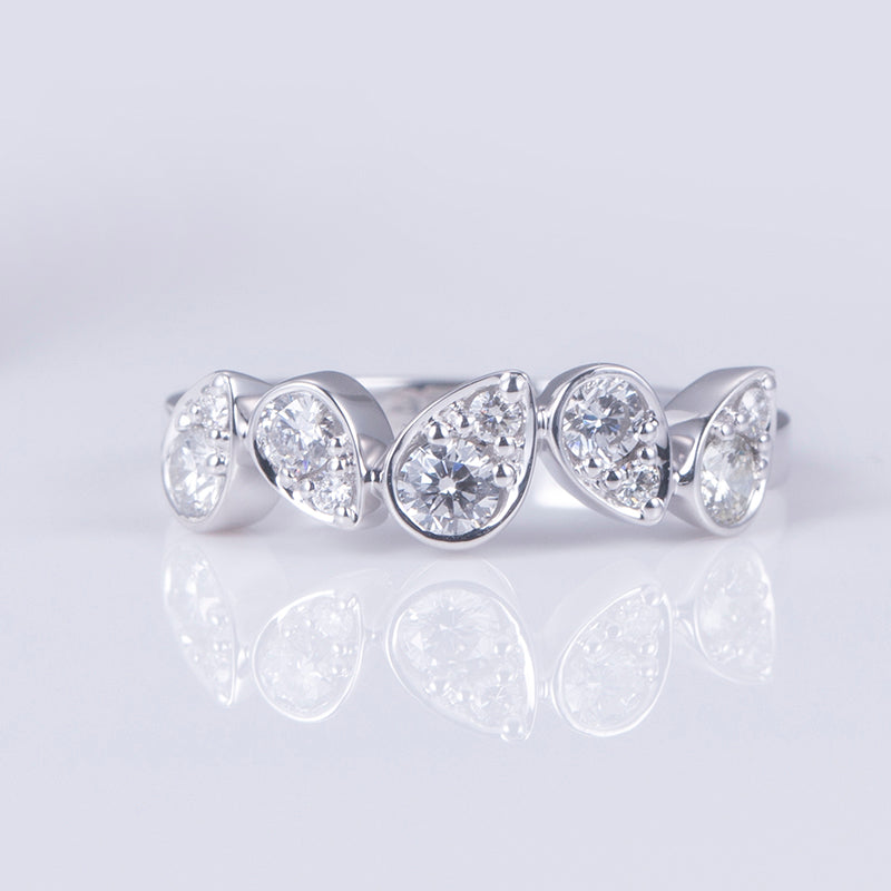 Eco-644: Ritmo de Luz – Anillo de cinco piedras con diamantes cultivados en laboratorio en oro blanco de 18 quilates 