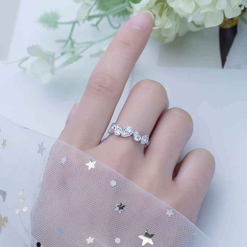 Eco-644: Ritmo de Luz – Anillo de cinco piedras con diamantes cultivados en laboratorio en oro blanco de 18 quilates 