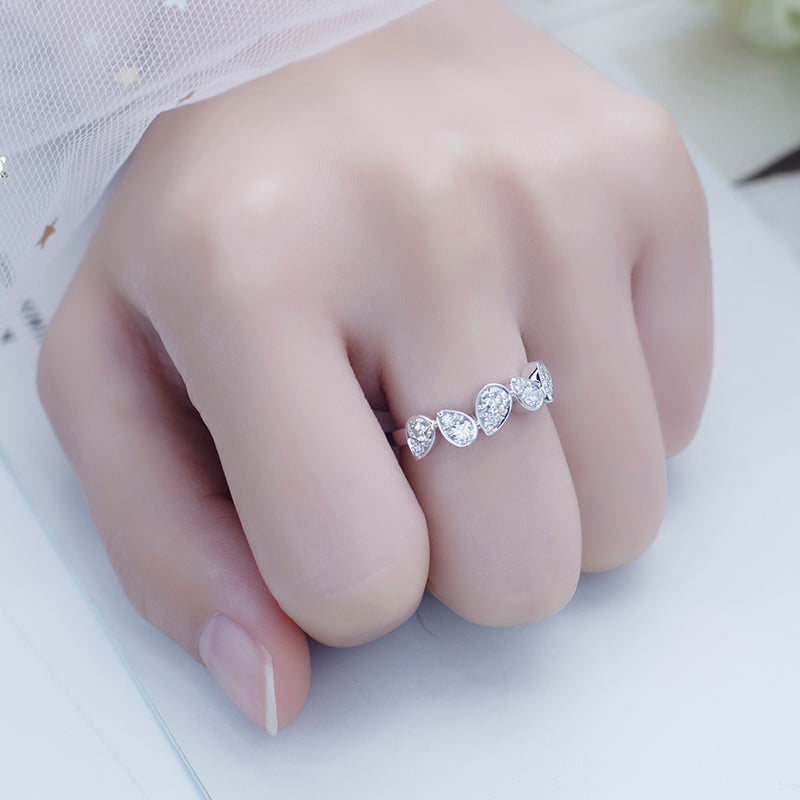 Eco-644: Ritmo de Luz – Anillo de cinco piedras con diamantes cultivados en laboratorio en oro blanco de 18 quilates 