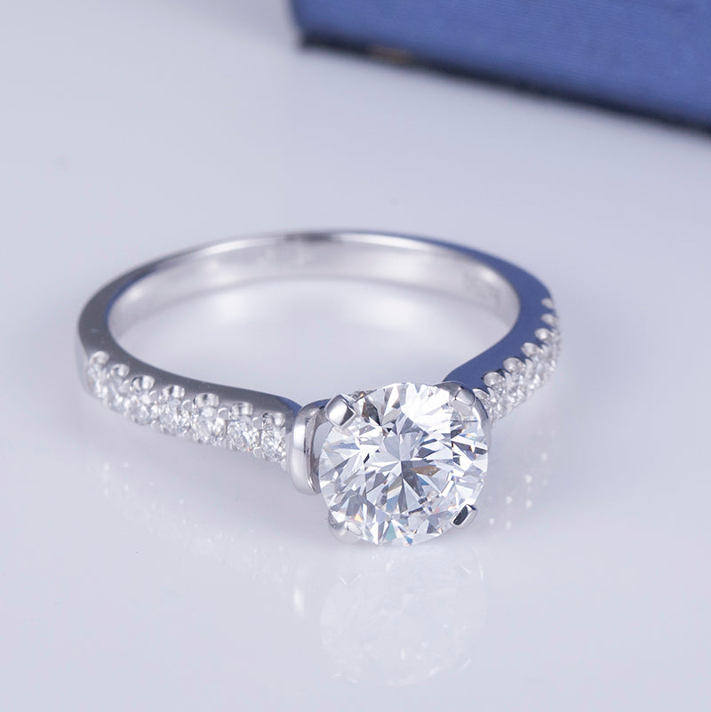 Eco-647: Susurro de Luz – Anillo solitario con pavé de diamantes cultivados en laboratorio en oro blanco de 18 quilates 