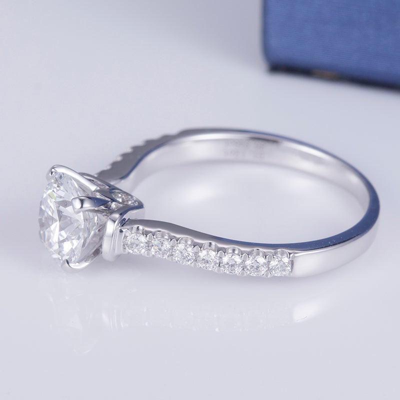 Eco-647: Susurro de Luz – Anillo solitario con pavé de diamantes cultivados en laboratorio en oro blanco de 18 quilates 