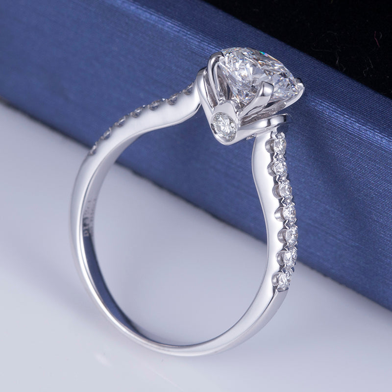 Eco-647: Susurro de Luz – Anillo solitario con pavé de diamantes cultivados en laboratorio en oro blanco de 18 quilates 