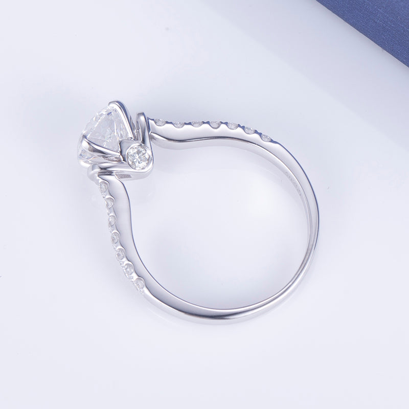 Eco-647: Susurro de Luz – Anillo solitario con pavé de diamantes cultivados en laboratorio en oro blanco de 18 quilates 