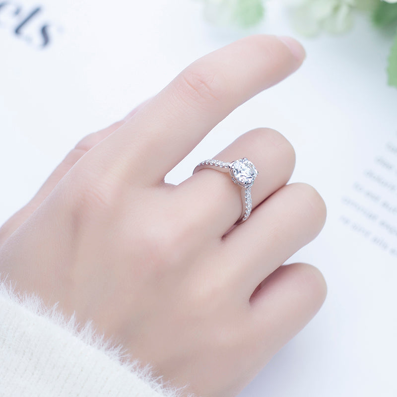 Eco-647: Susurro de Luz – Anillo solitario con pavé de diamantes cultivados en laboratorio en oro blanco de 18 quilates 