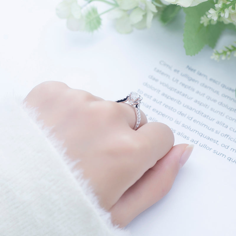 Eco-647: Susurro de Luz – Anillo solitario con pavé de diamantes cultivados en laboratorio en oro blanco de 18 quilates 