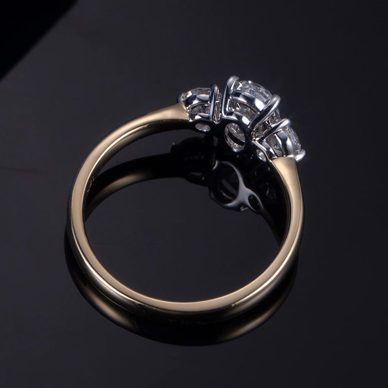 Eco-655: Abrazo Dorado – Anillo de tres diamantes ovalados cultivados en laboratorio en oro amarillo de 18 quilates 