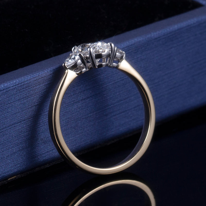 Eco-655: Abrazo Dorado – Anillo de tres diamantes ovalados cultivados en laboratorio en oro amarillo de 18 quilates 