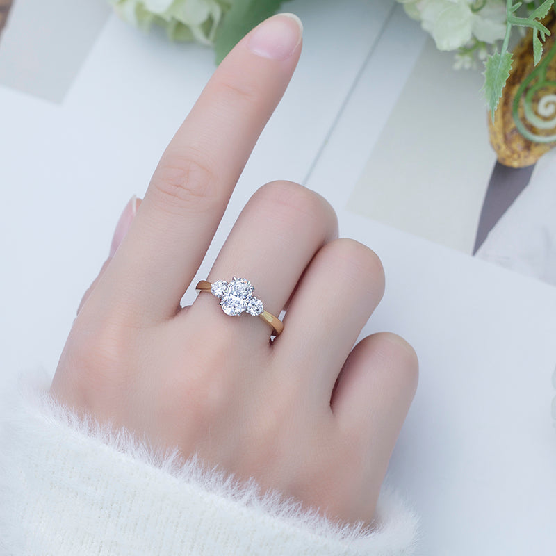 Eco-655: Abrazo Dorado – Anillo de tres diamantes ovalados cultivados en laboratorio en oro amarillo de 18 quilates 