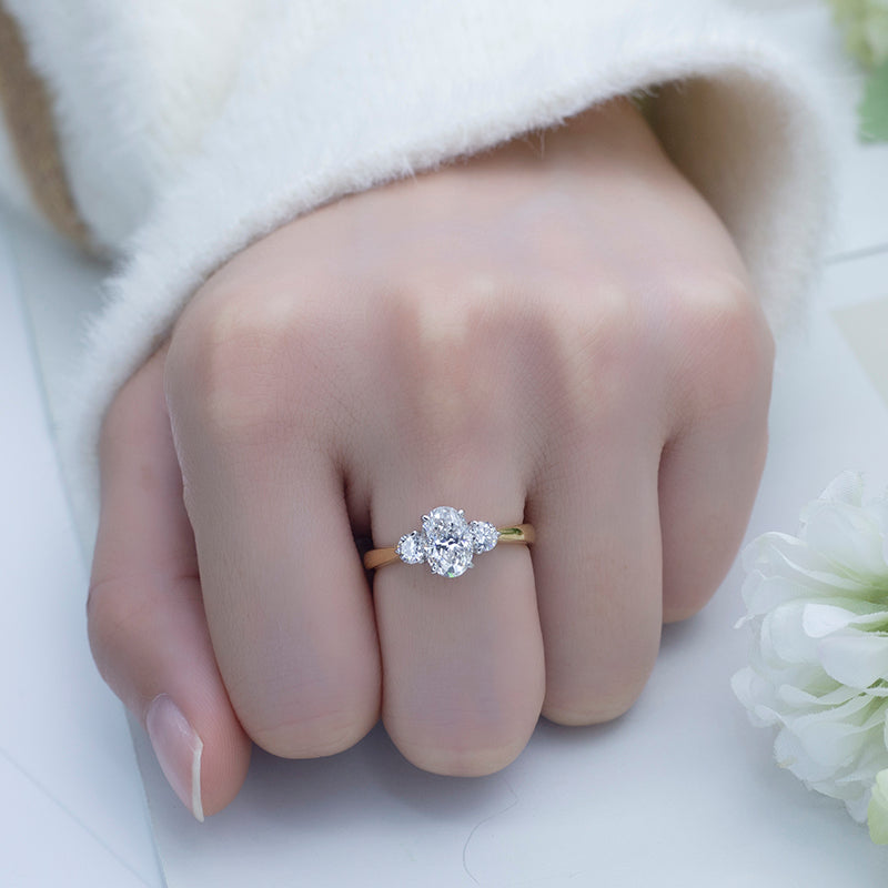 Eco-655: Abrazo Dorado – Anillo de tres diamantes ovalados cultivados en laboratorio en oro amarillo de 18 quilates 