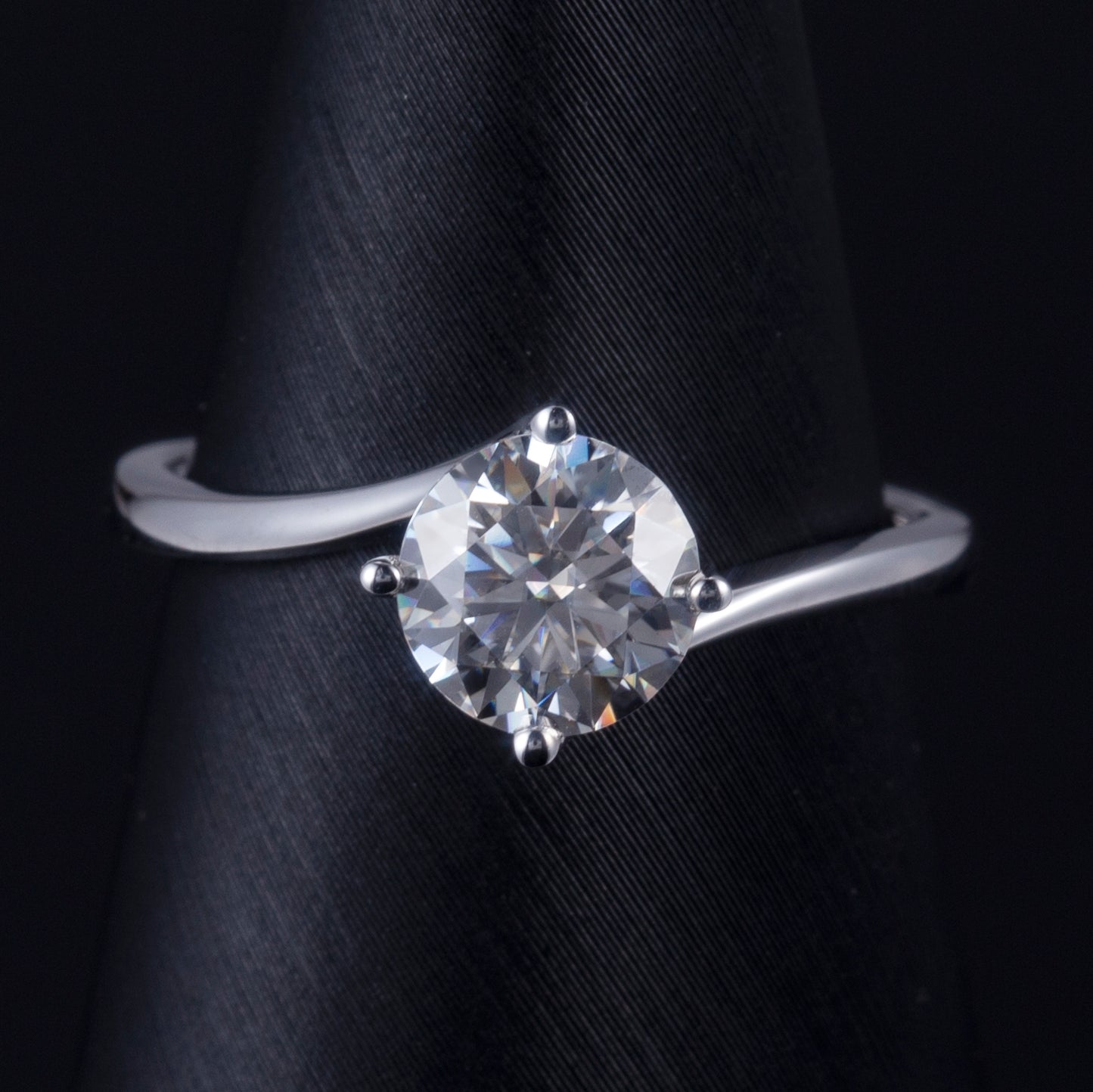 Eco-657: Quiet Orbit – Anillo solitario de diamantes cultivados en laboratorio en oro blanco de 18 quilates 