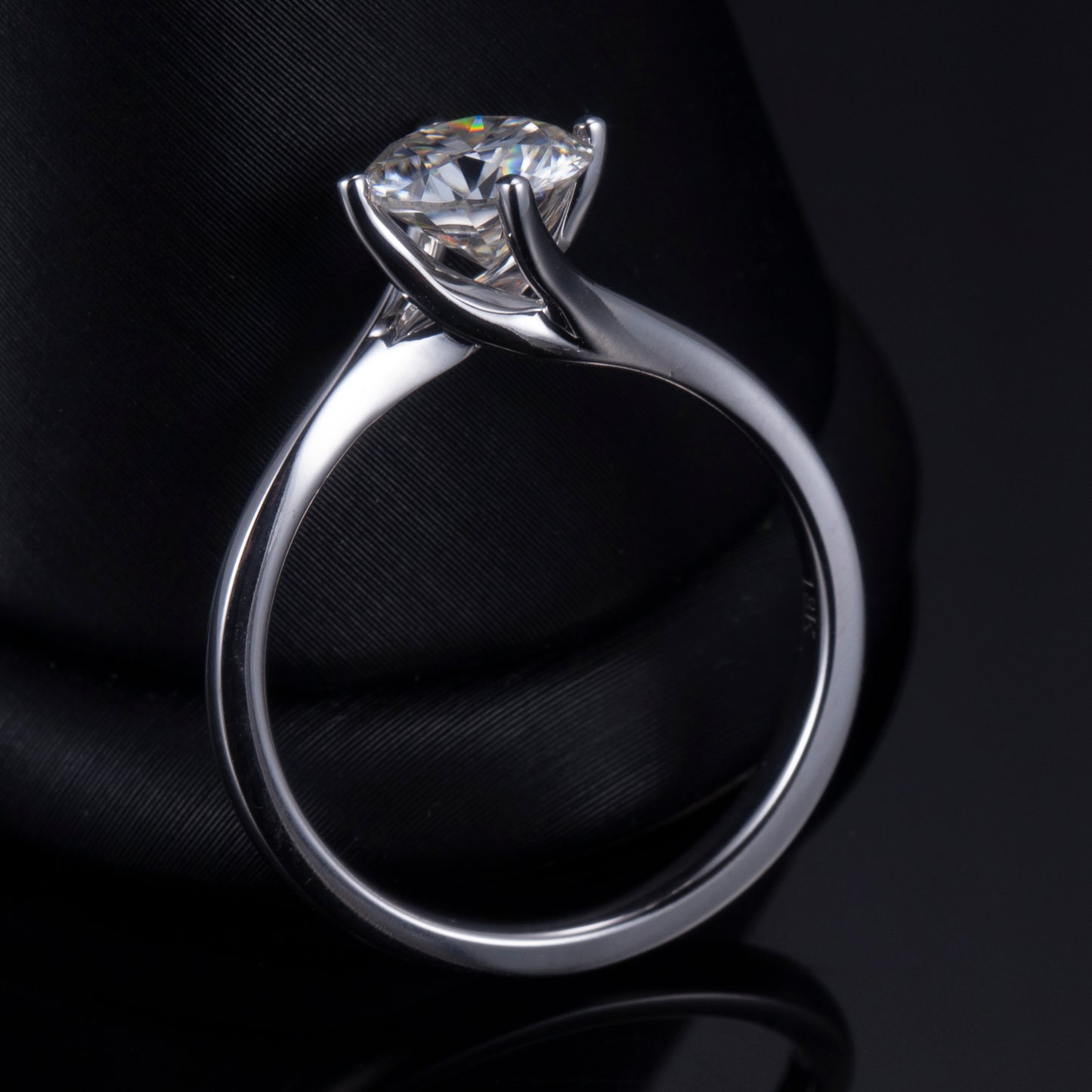 Eco-657: Quiet Orbit – Anillo solitario de diamantes cultivados en laboratorio en oro blanco de 18 quilates 