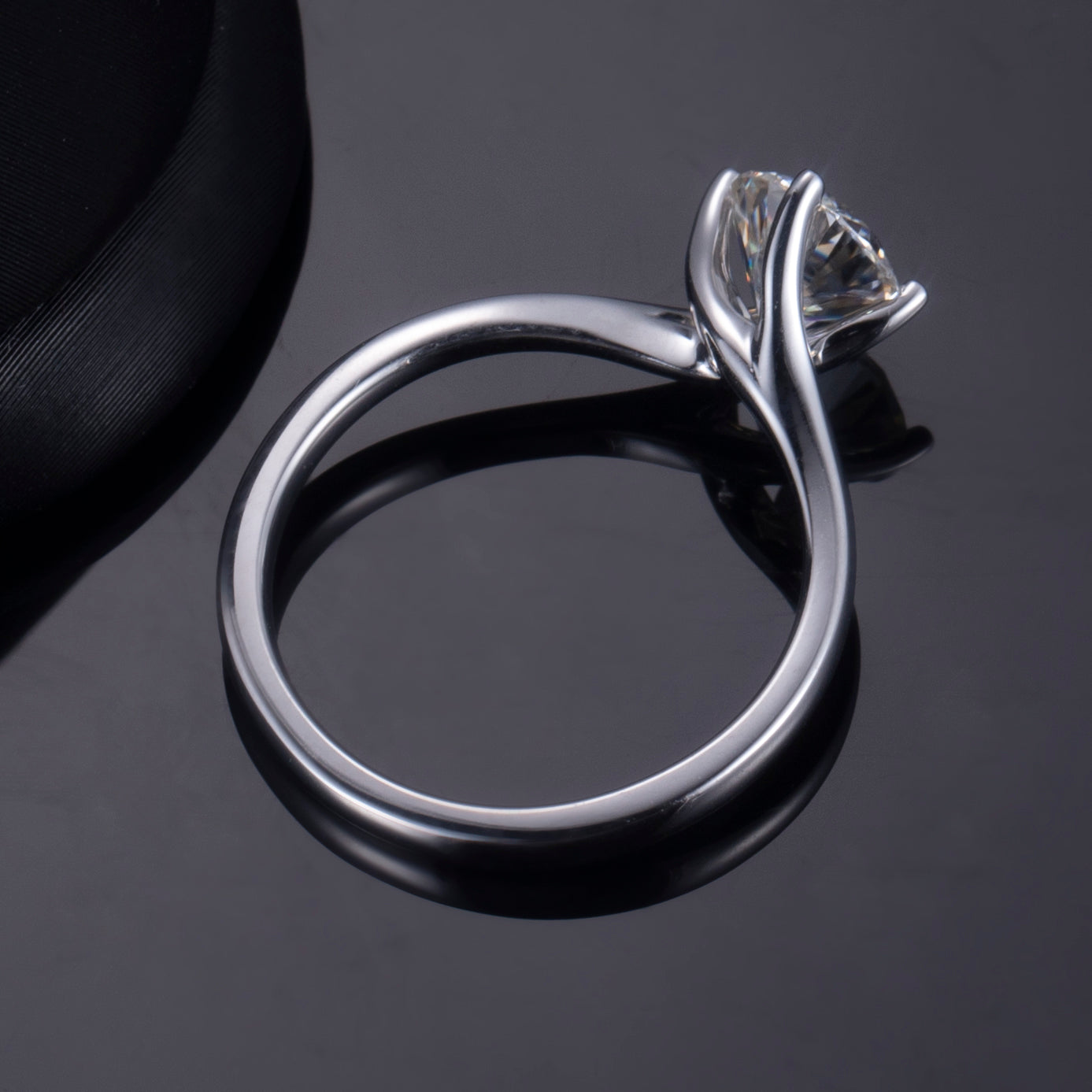 Eco-657: Quiet Orbit – Anillo solitario de diamantes cultivados en laboratorio en oro blanco de 18 quilates 