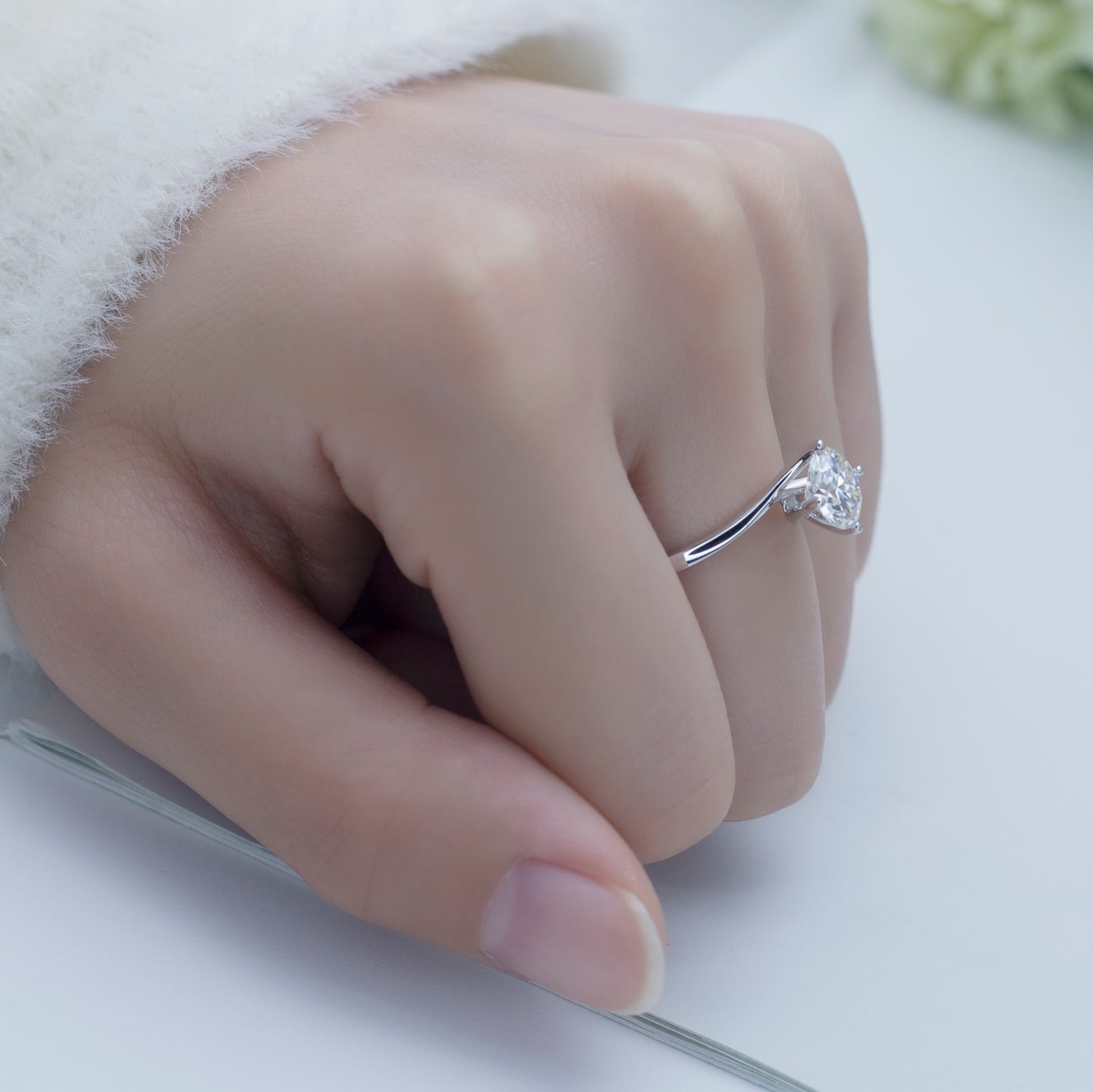 Eco-657: Quiet Orbit – Anillo solitario de diamantes cultivados en laboratorio en oro blanco de 18 quilates 