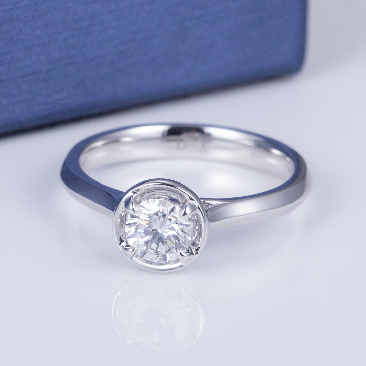 Eco-662: Still Orbit – Anillo solitario con bisel de diamantes cultivados en laboratorio en oro blanco de 18 quilates