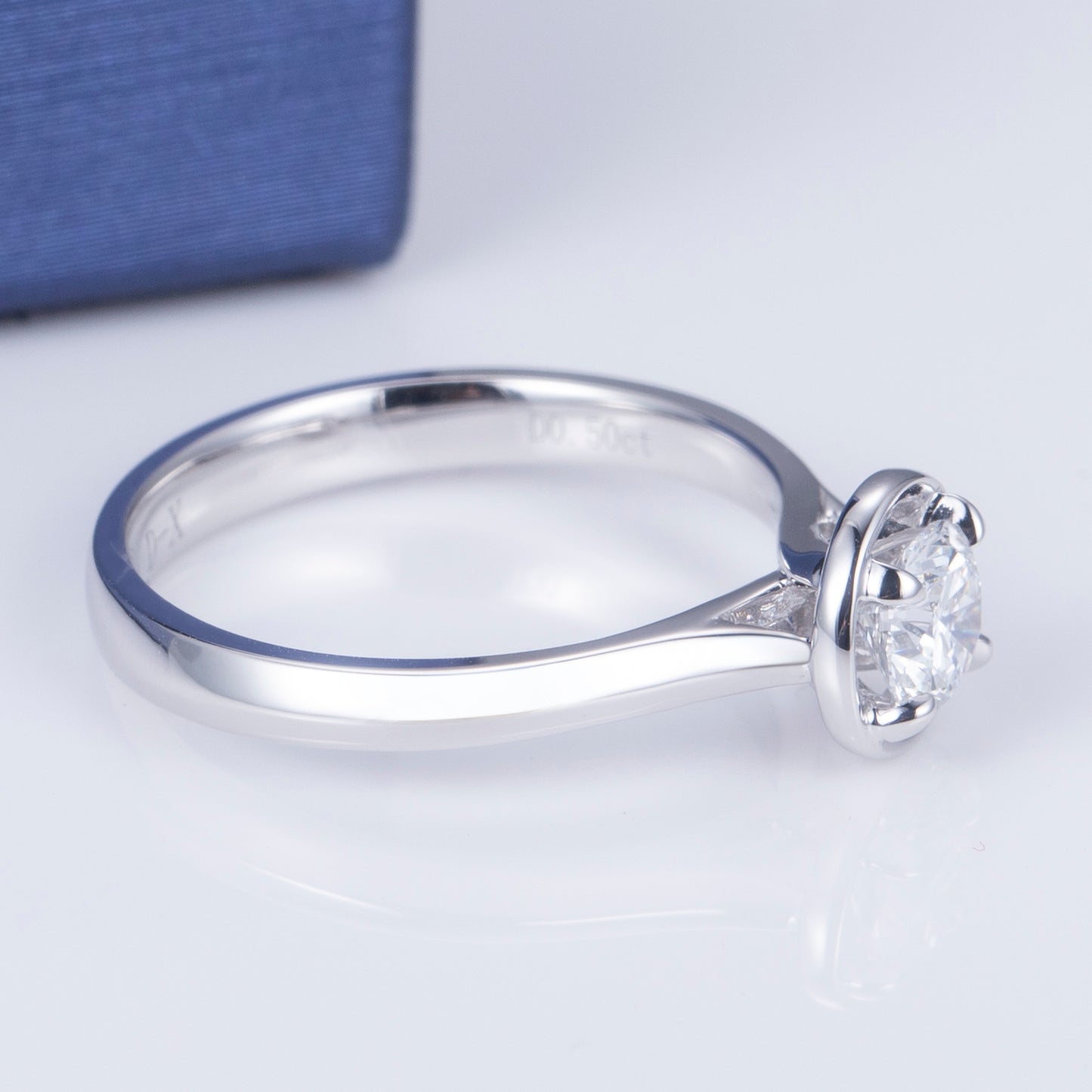 Eco-662: Still Orbit – Anillo solitario con bisel de diamantes cultivados en laboratorio en oro blanco de 18 quilates