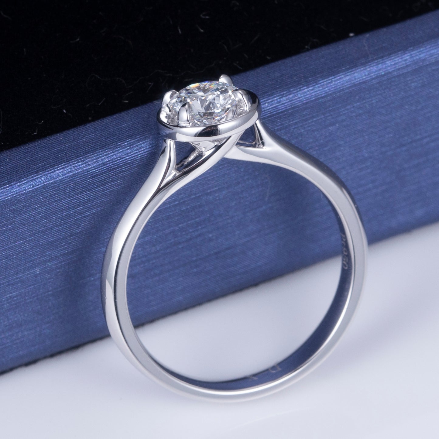 Eco-662: Still Orbit – Anillo solitario con bisel de diamantes cultivados en laboratorio en oro blanco de 18 quilates