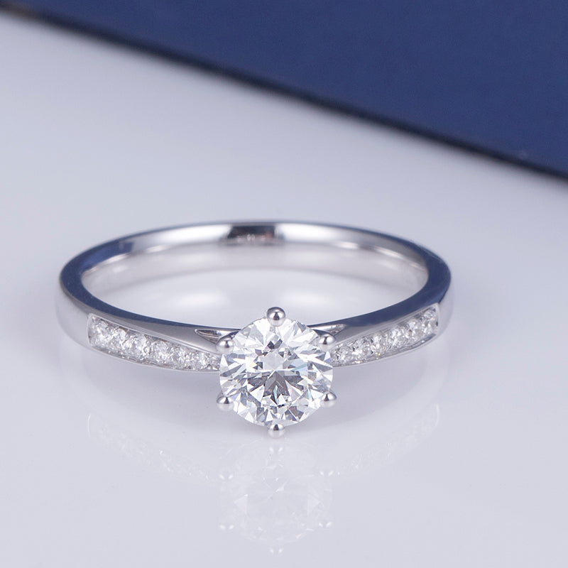 Eco-669: Radiant Axis – Anillo solitario con pavé de diamantes cultivados en laboratorio en oro blanco de 18 quilates