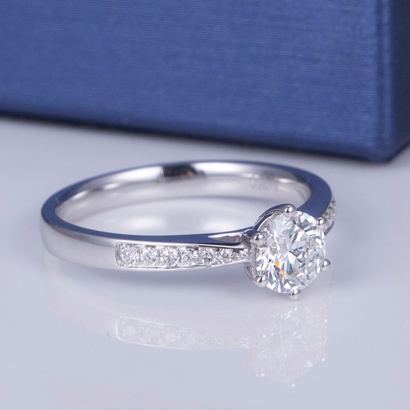 Eco-669: Radiant Axis – Anillo solitario con pavé de diamantes cultivados en laboratorio en oro blanco de 18 quilates