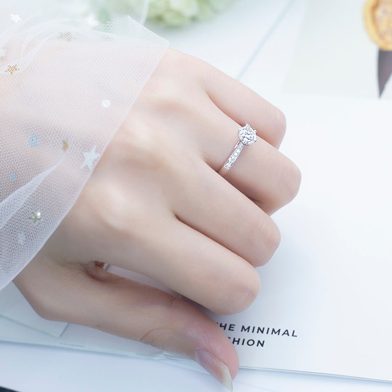 Eco-669: Radiant Axis – Anillo solitario con pavé de diamantes cultivados en laboratorio en oro blanco de 18 quilates