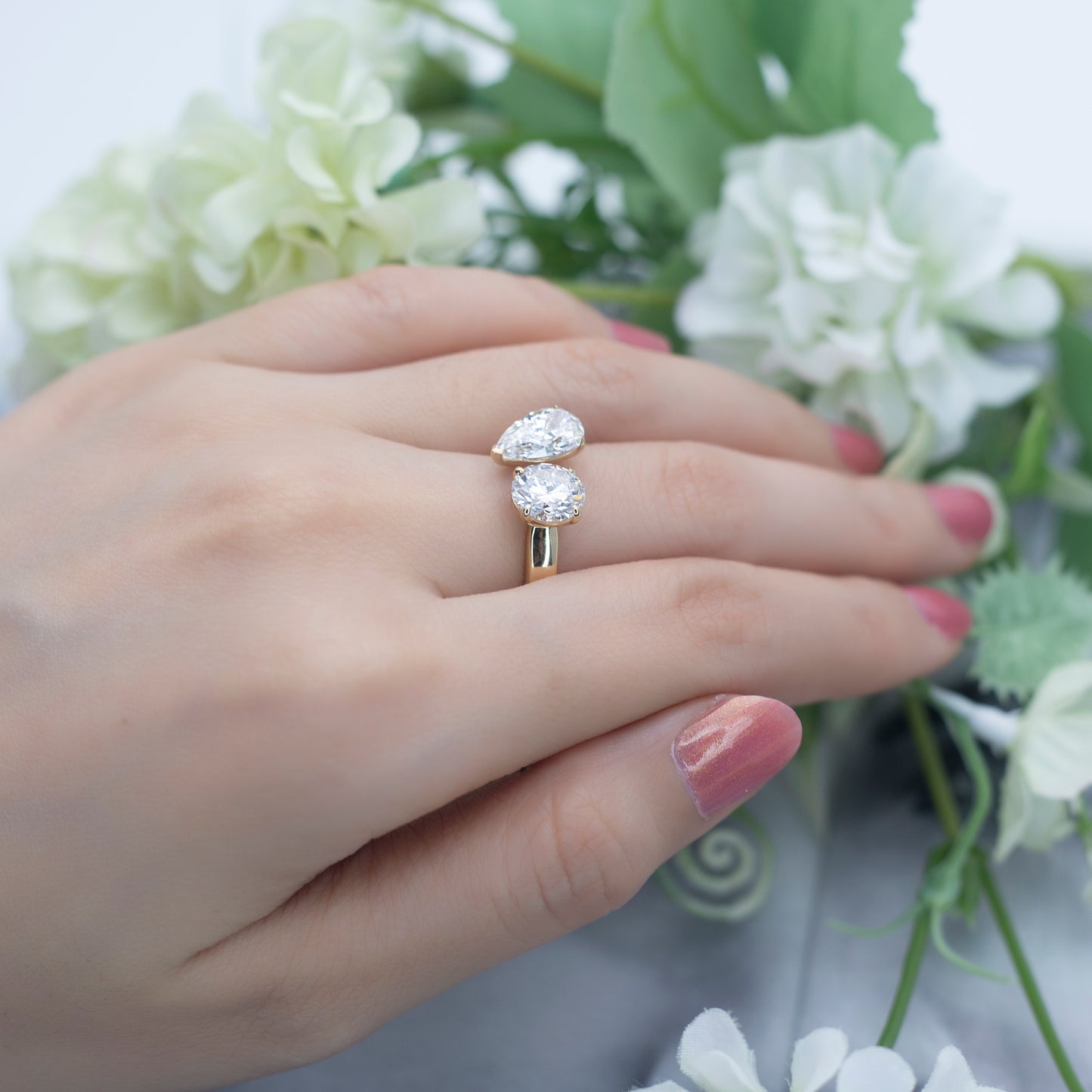 Eco-674: 動きの二重性 – ラボグロウンペアシェイプ＆ラウンドダイヤモンドバイパスリング（18Kイエローゴールド）