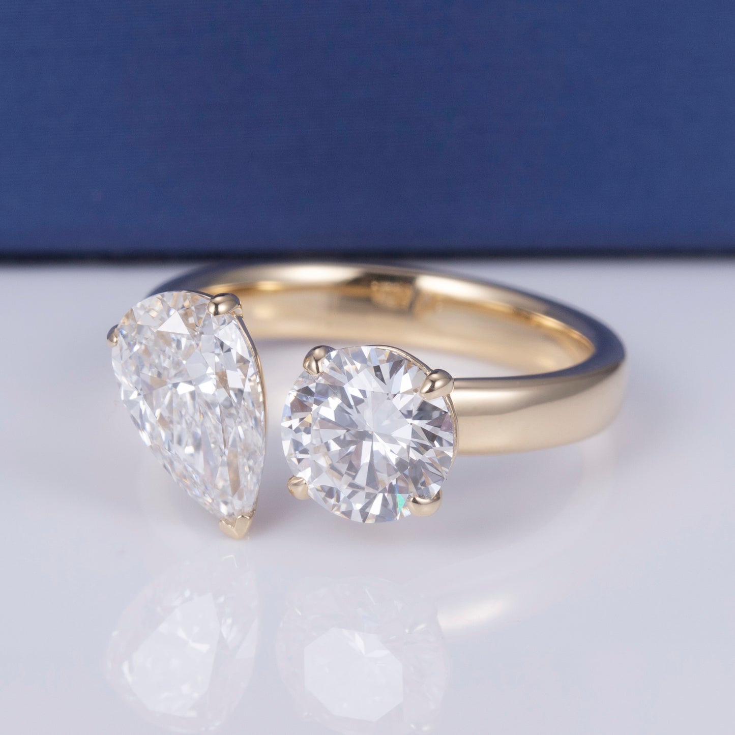 Eco-674: 動きの二重性 – ラボグロウンペアシェイプ＆ラウンドダイヤモンドバイパスリング（18Kイエローゴールド）