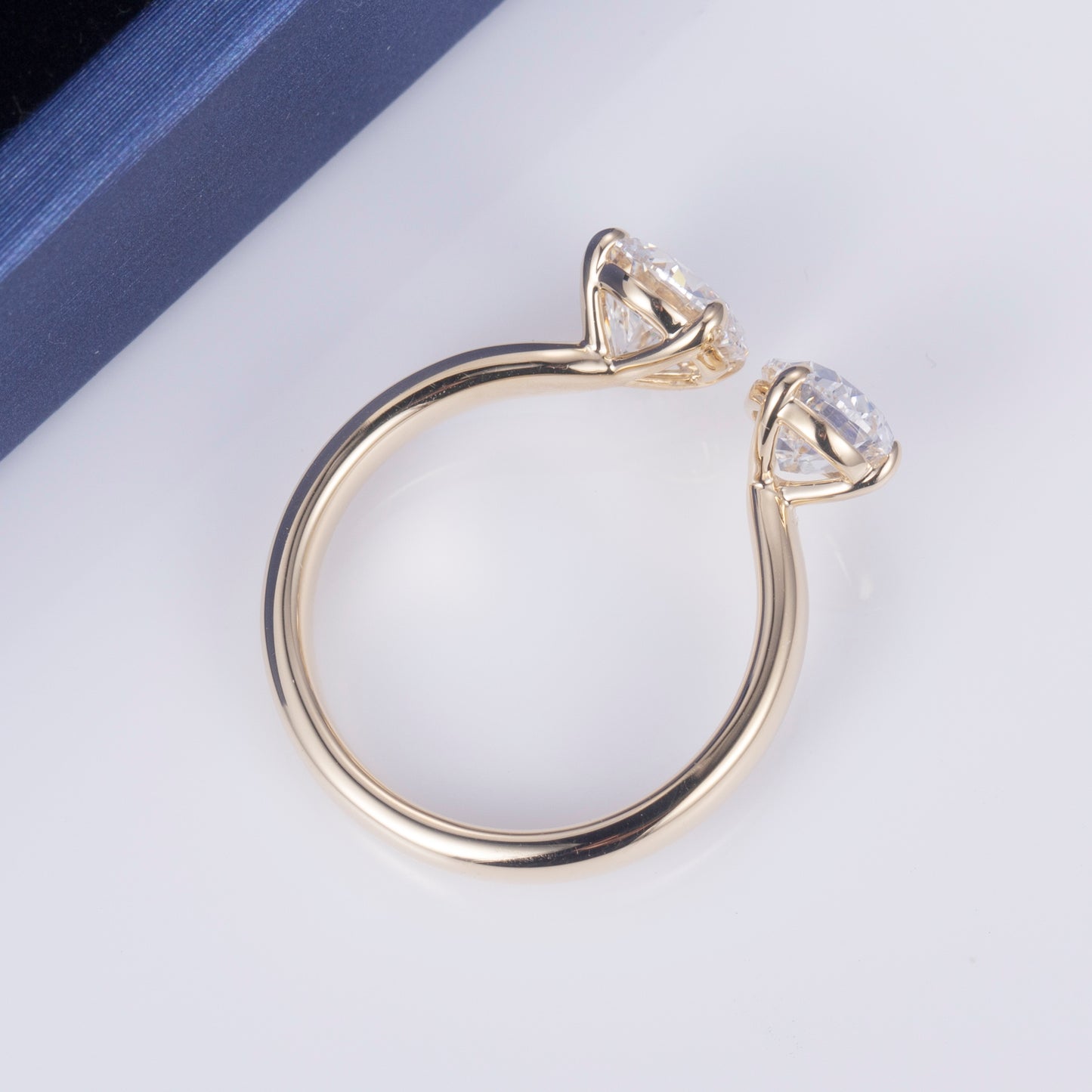 Eco-674: 動きの二重性 – ラボグロウンペアシェイプ＆ラウンドダイヤモンドバイパスリング（18Kイエローゴールド）