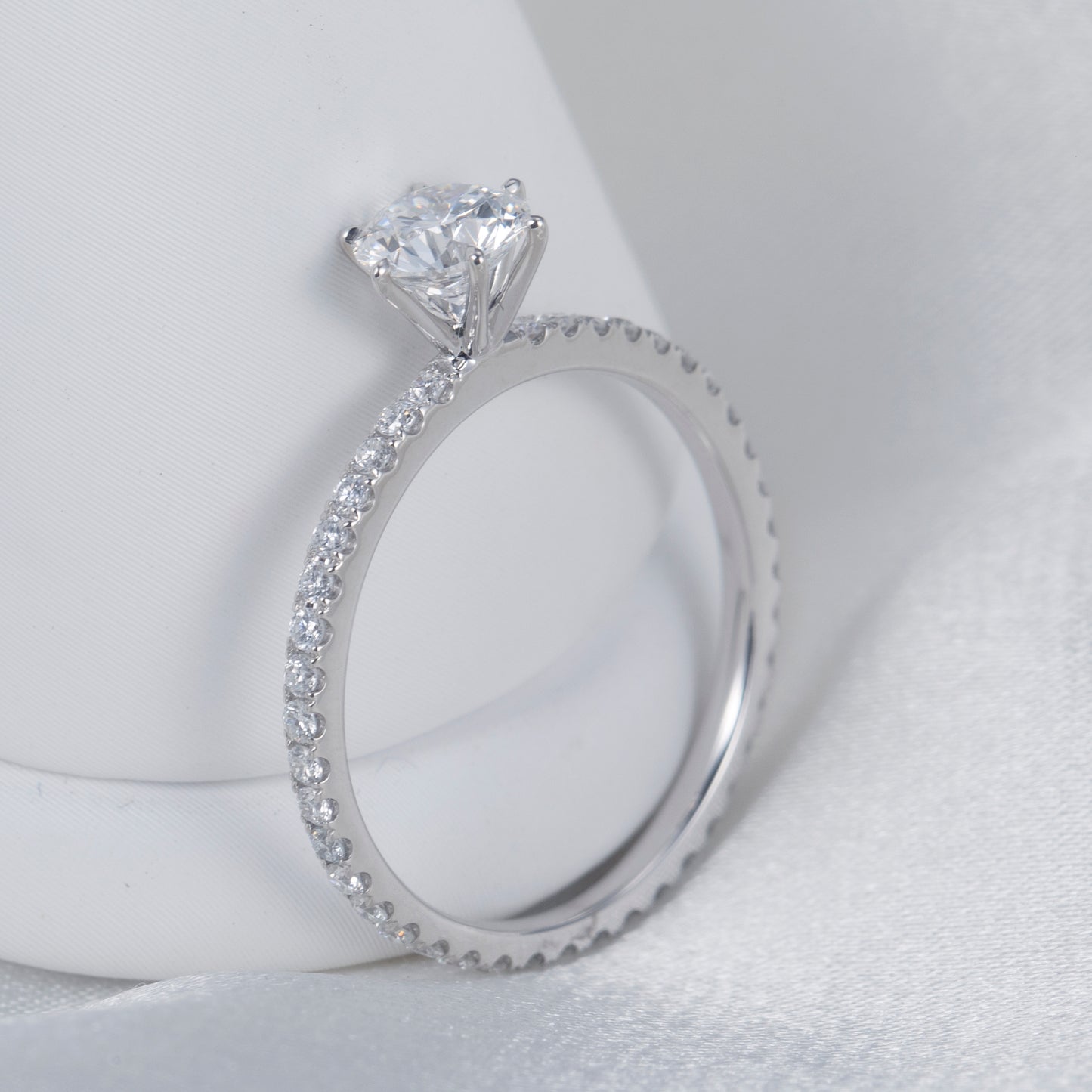 Eco-689: スターリット グレース – ラボグロウン ダイヤモンド パヴェ ソリティア リング 18K ホワイトゴールド