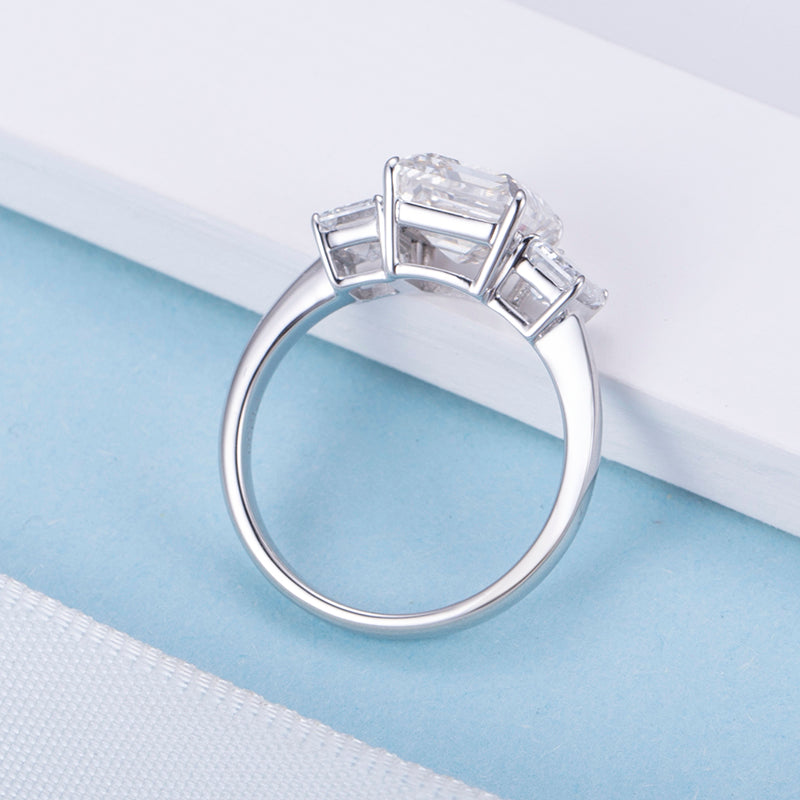 Eco-741: リニア グレース – ラボグロウン エメラルドカット スリーストーン リング（18Kホワイトゴールド）