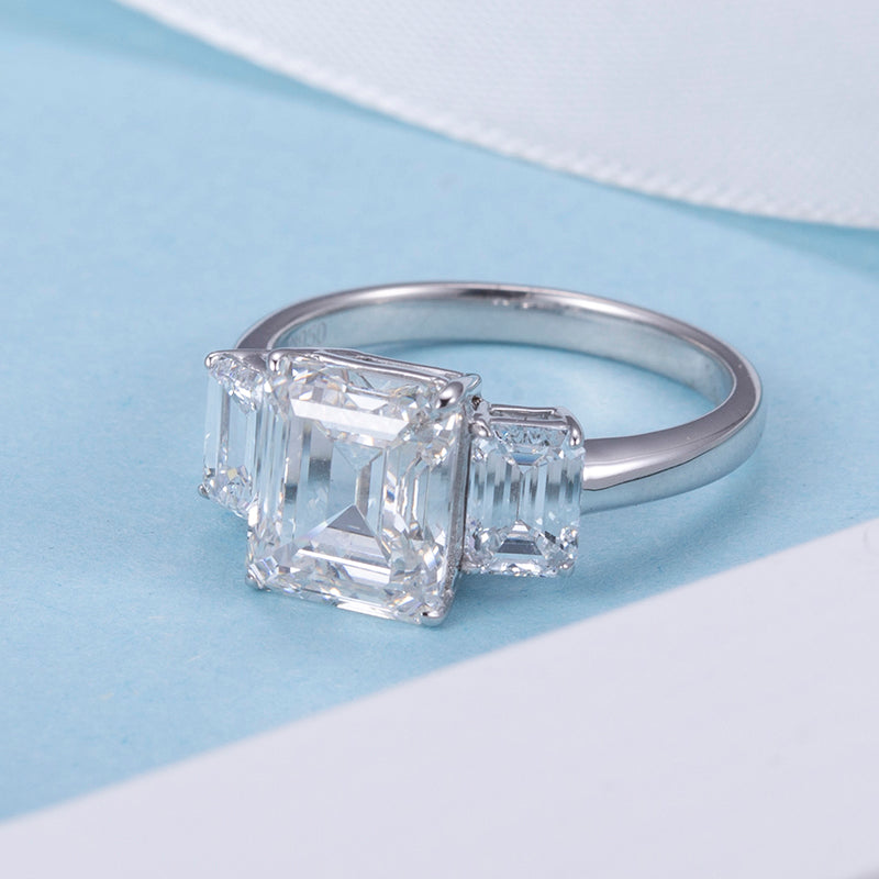 Eco-741: リニア グレース – ラボグロウン エメラルドカット スリーストーン リング（18Kホワイトゴールド）