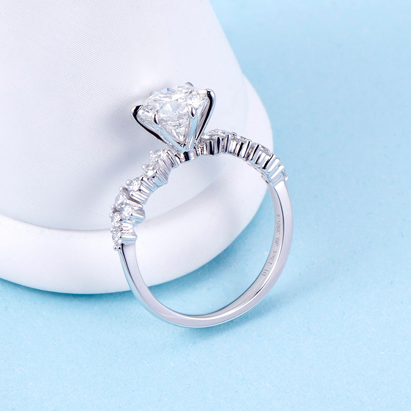 Eco-743: Aje atemporal – Anillo de diamantes redondos y baguette cultivados en laboratorio en oro blanco de 18 quilates