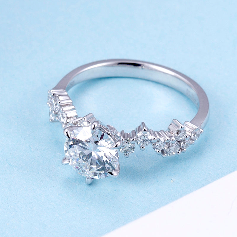 Eco-743: Aje atemporal – Anillo de diamantes redondos y baguette cultivados en laboratorio en oro blanco de 18 quilates