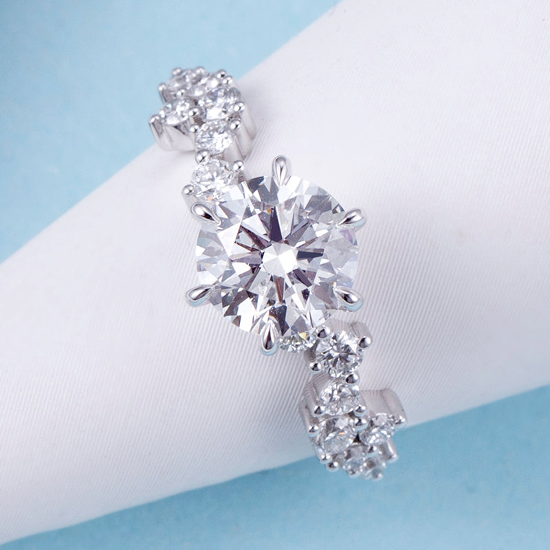 Eco-743: Aje atemporal – Anillo de diamantes redondos y baguette cultivados en laboratorio en oro blanco de 18 quilates