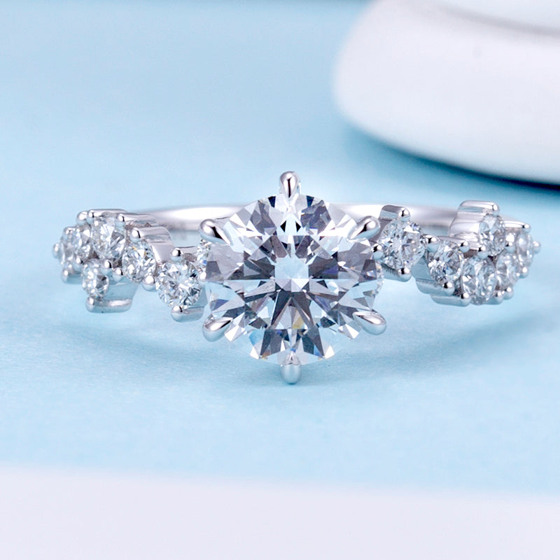 Eco-743: Aje atemporal – Anillo de diamantes redondos y baguette cultivados en laboratorio en oro blanco de 18 quilates