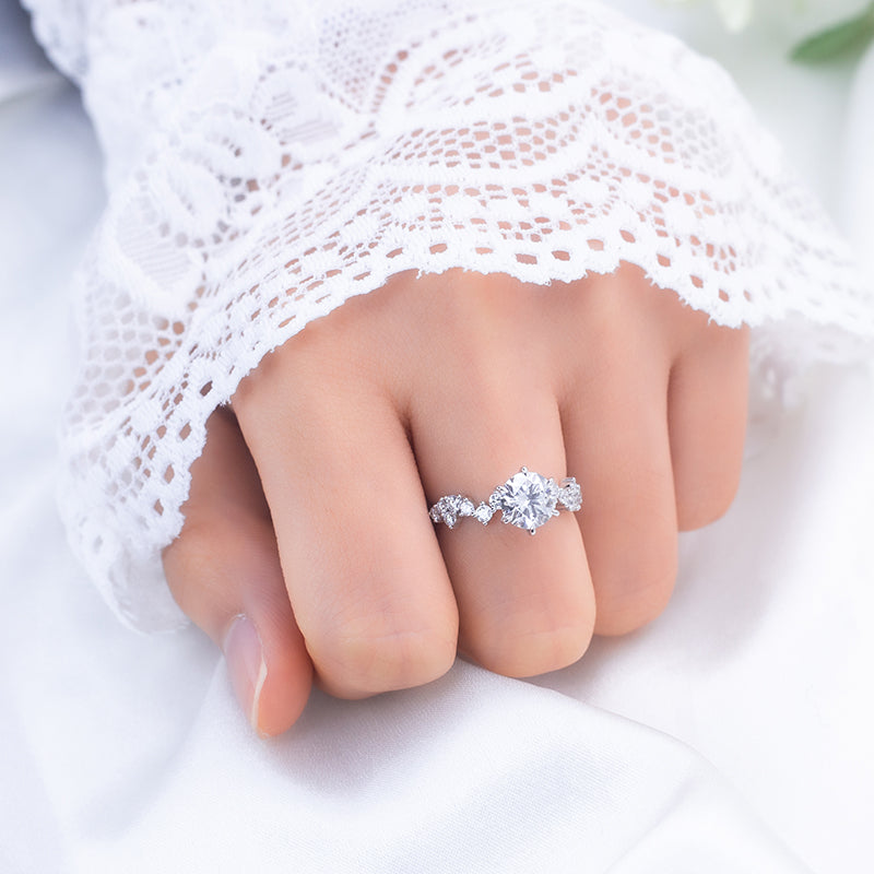 Eco-743: Aje atemporal – Anillo de diamantes redondos y baguette cultivados en laboratorio en oro blanco de 18 quilates