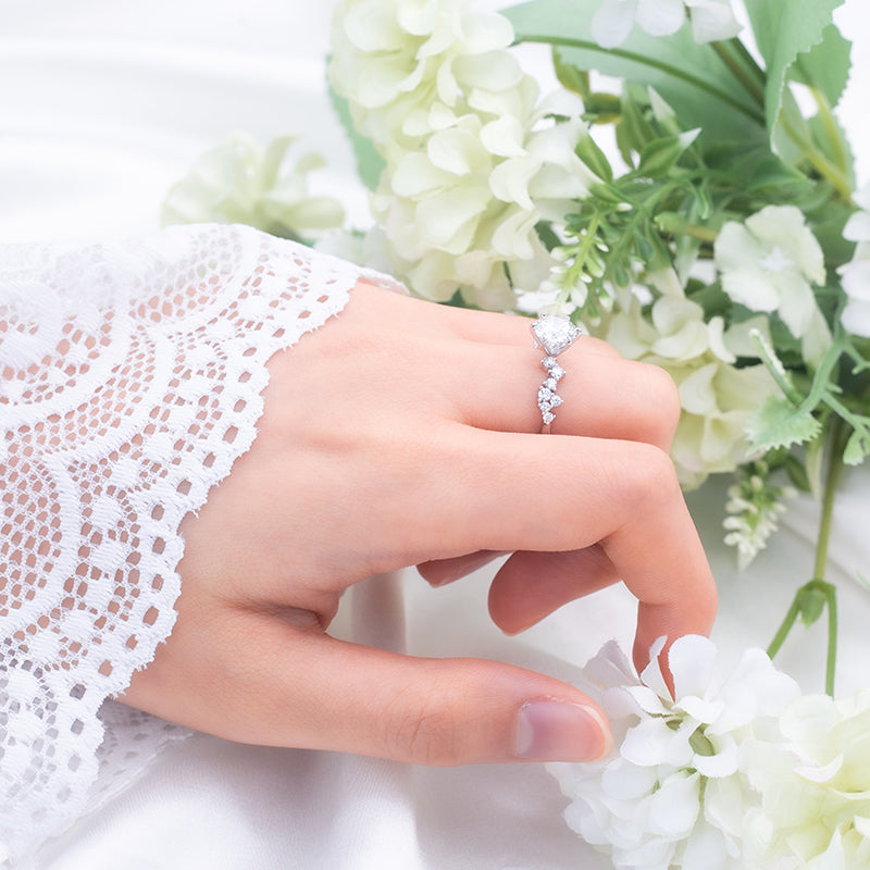 Eco-743: Aje atemporal – Anillo de diamantes redondos y baguette cultivados en laboratorio en oro blanco de 18 quilates