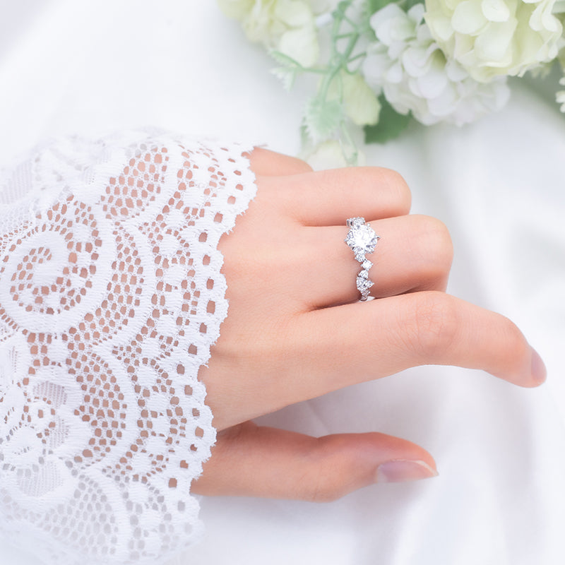 Eco-743: Aje atemporal – Anillo de diamantes redondos y baguette cultivados en laboratorio en oro blanco de 18 quilates