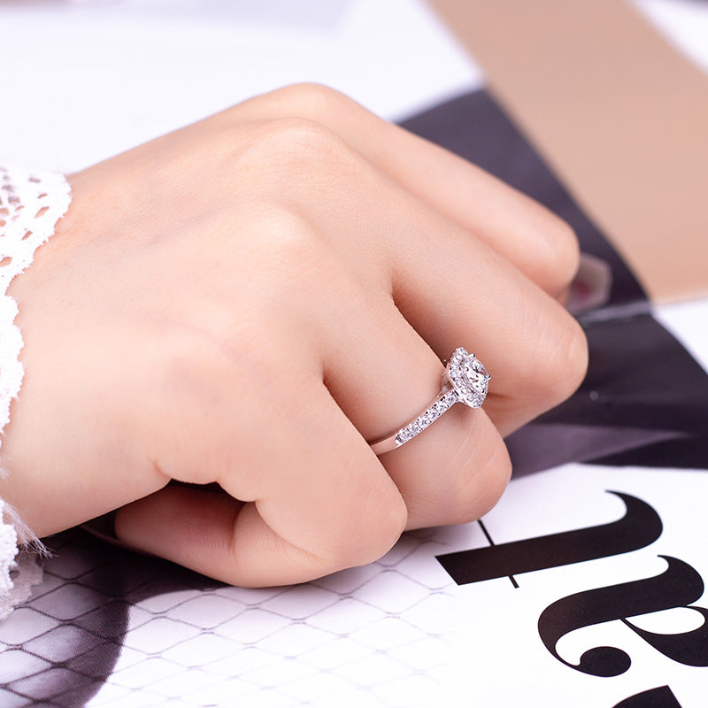 Eco-748: Halo de Gracia – Anillo de diamantes con halo de cojín cultivado en laboratorio en oro blanco de 18 quilates