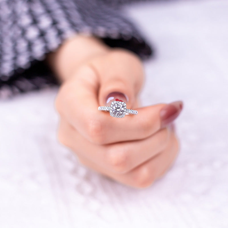 Eco-748: Halo de Gracia – Anillo de diamantes con halo de cojín cultivado en laboratorio en oro blanco de 18 quilates