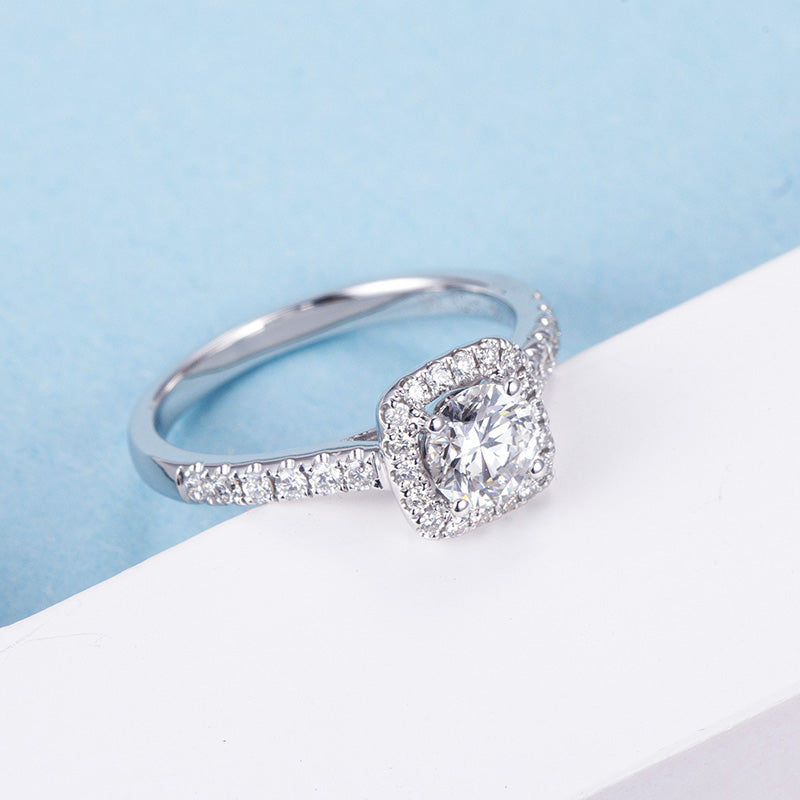 Eco-748: Halo de Gracia – Anillo de diamantes con halo de cojín cultivado en laboratorio en oro blanco de 18 quilates