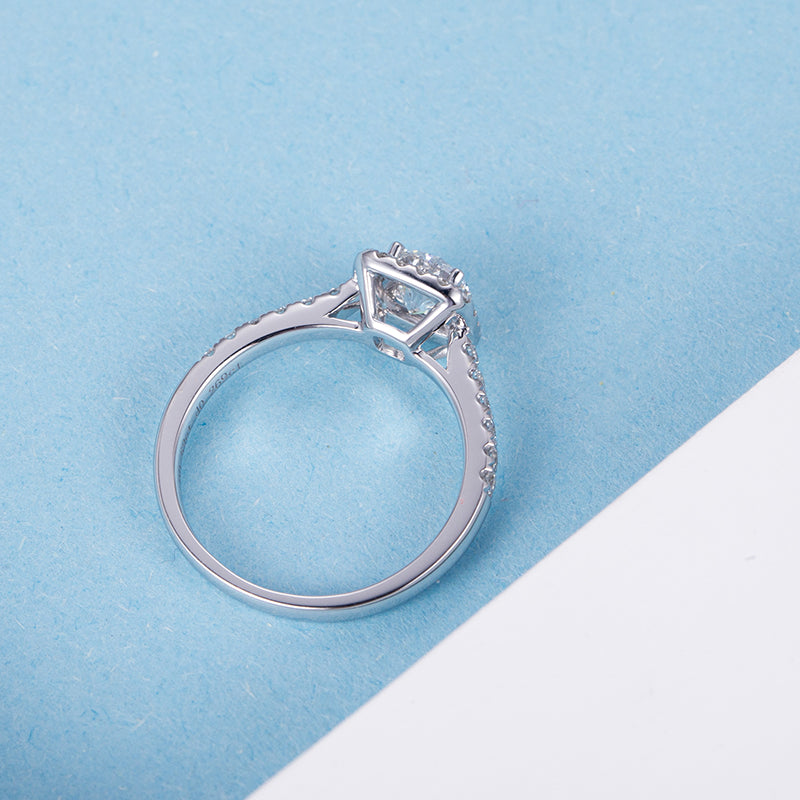 Eco-748: Halo de Gracia – Anillo de diamantes con halo de cojín cultivado en laboratorio en oro blanco de 18 quilates