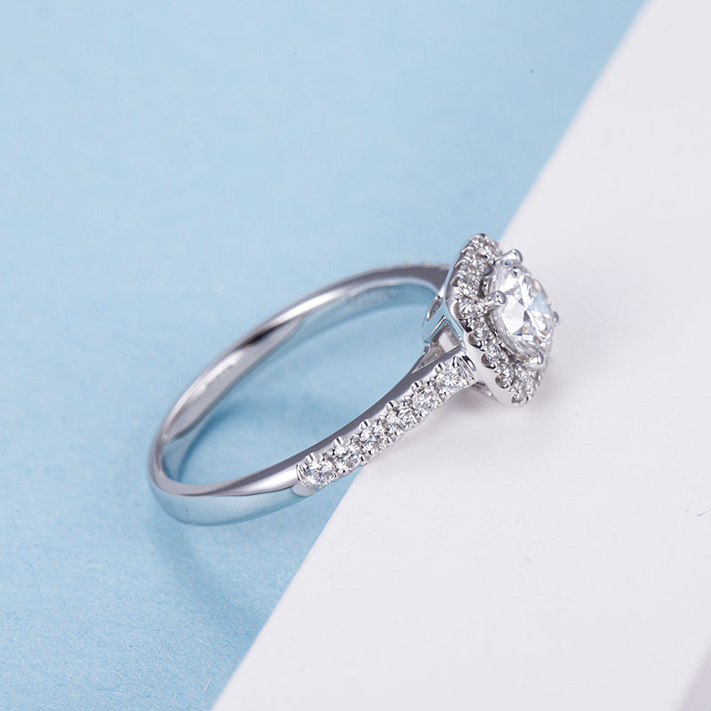 Eco-748: Halo de Gracia – Anillo de diamantes con halo de cojín cultivado en laboratorio en oro blanco de 18 quilates