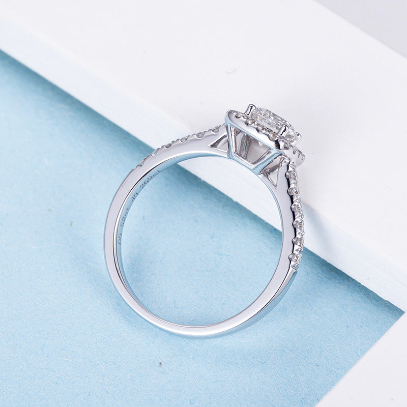 Eco-748: Halo de Gracia – Anillo de diamantes con halo de cojín cultivado en laboratorio en oro blanco de 18 quilates