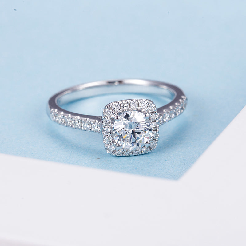 Eco-748: Halo de Gracia – Anillo de diamantes con halo de cojín cultivado en laboratorio en oro blanco de 18 quilates