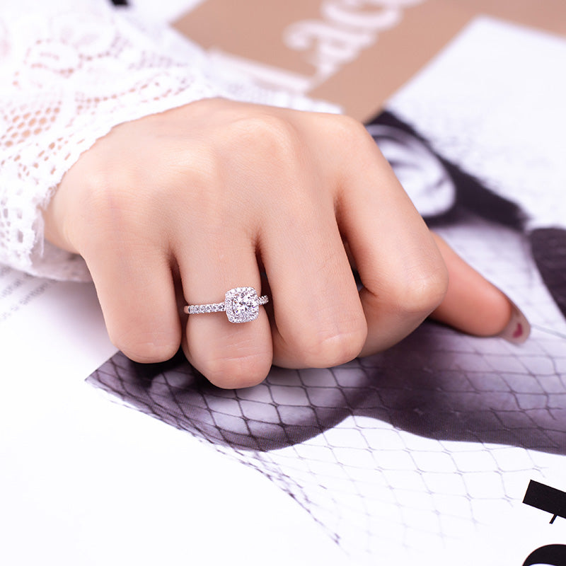 Eco-748: Halo de Gracia – Anillo de diamantes con halo de cojín cultivado en laboratorio en oro blanco de 18 quilates