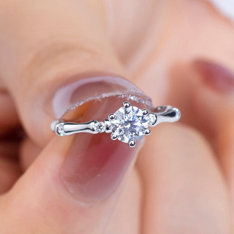 Eco-760: Whispering Grove – Anillo solitario de bambú con diamantes cultivados en laboratorio en oro blanco de 18 quilates