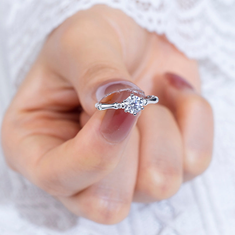 Eco-760: Whispering Grove – Anillo solitario de bambú con diamantes cultivados en laboratorio en oro blanco de 18 quilates