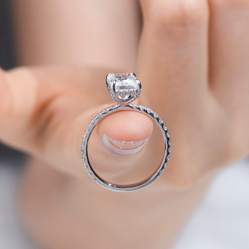 Eco-776: Abrazo Radiante – Anillo con halo de diamantes cultivados en laboratorio en oro blanco de 18 quilates