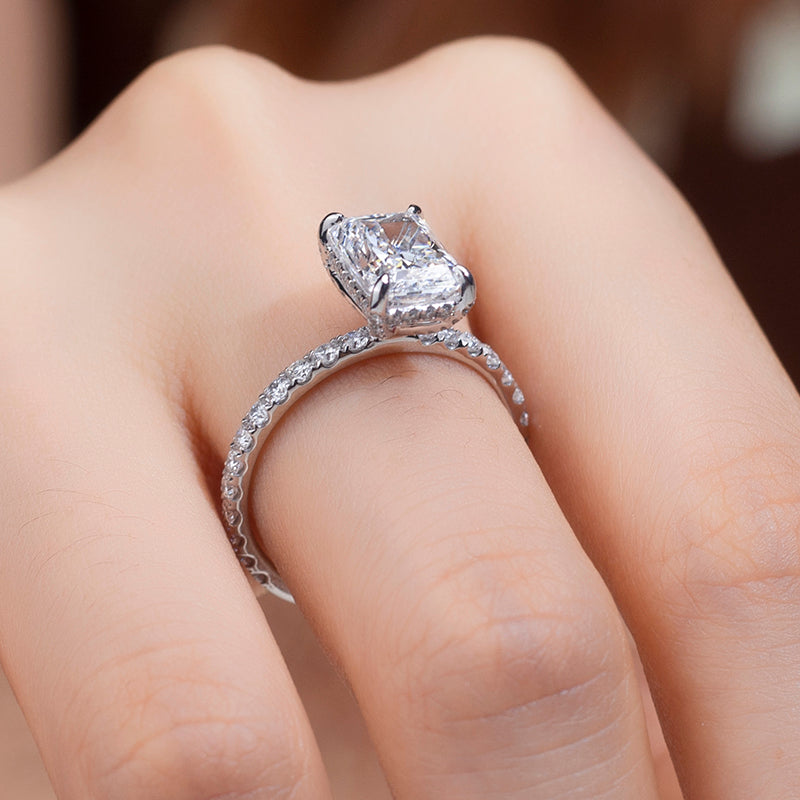 Eco-776: Abrazo Radiante – Anillo con halo de diamantes cultivados en laboratorio en oro blanco de 18 quilates