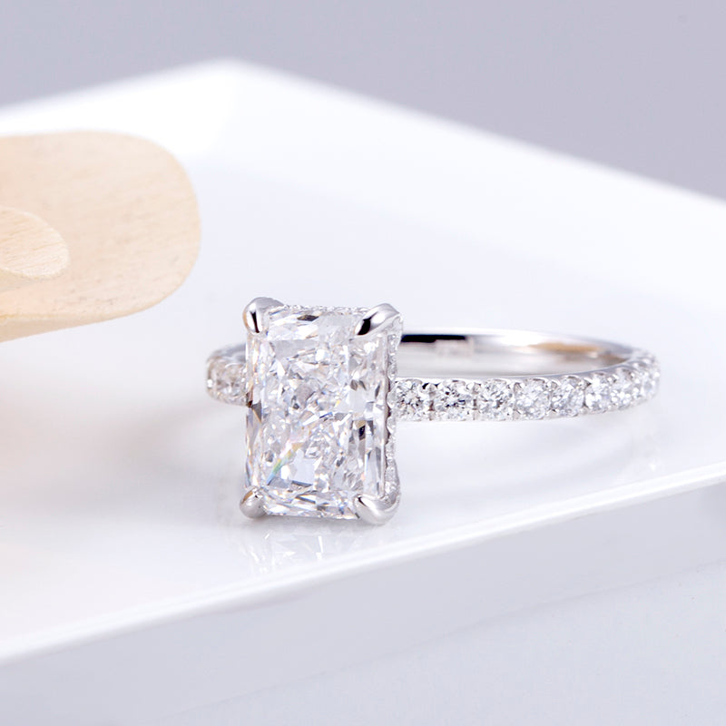 Eco-776: Abrazo Radiante – Anillo con halo de diamantes cultivados en laboratorio en oro blanco de 18 quilates